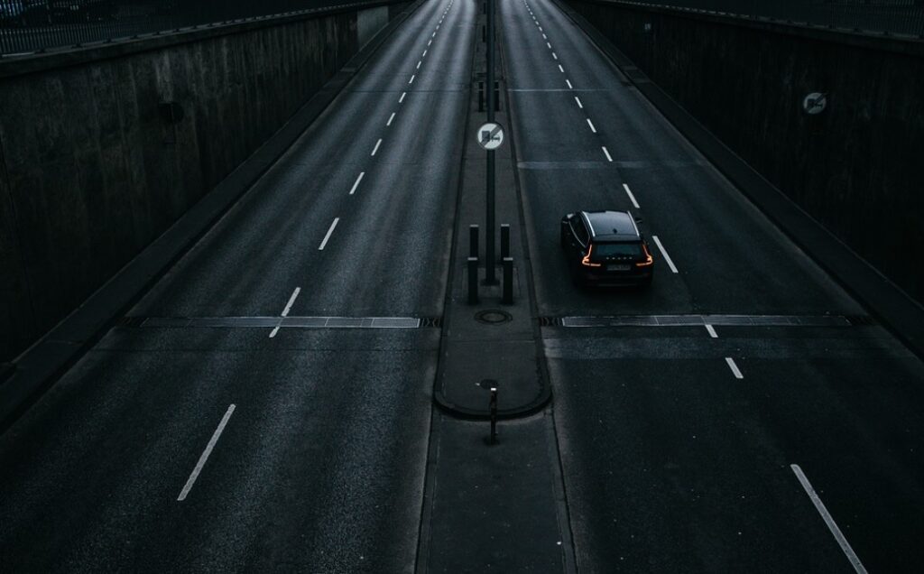 gambar aesthetic hitam atau dark Mobil di Jalanan Sepi