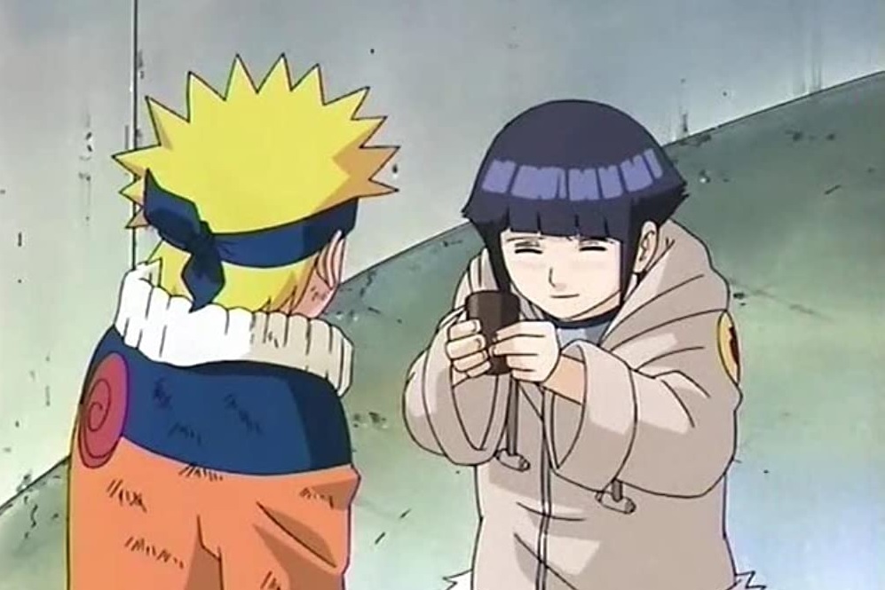 Hinata memberi salep ke Naruto